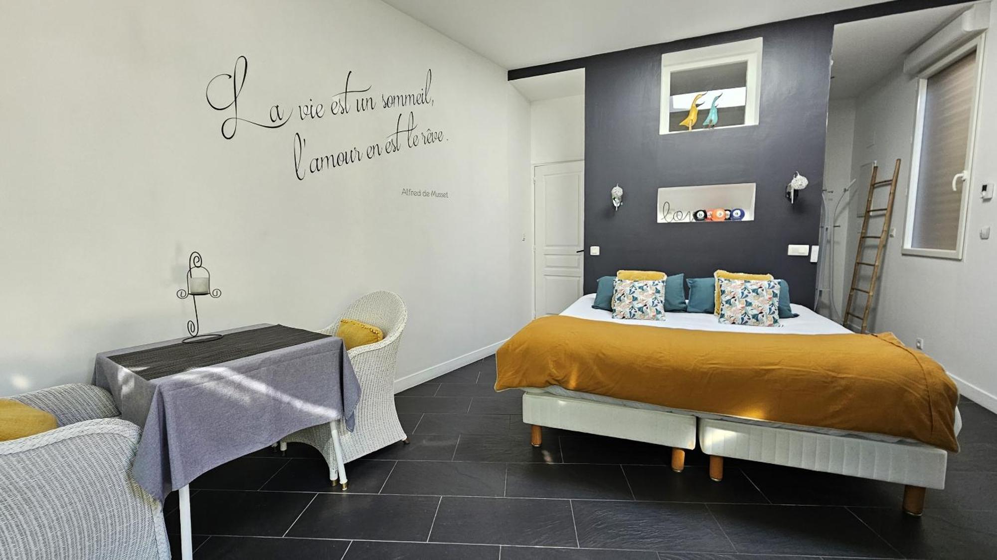 La Villa Côté Cour Dinan Habitación foto